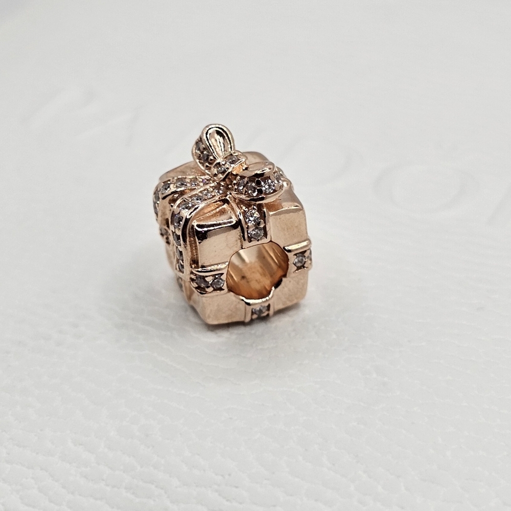 🎁Authentic Pandora ROSE GIFT CHARM - Picture 4 of 7